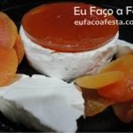 Queijo Camembert com geleia de damasco