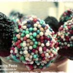 Espetinhos de frutas com chocolate