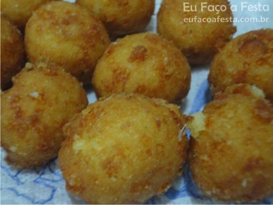 Bolinho de arroz recheado com queijo - Eu Faço a Festa