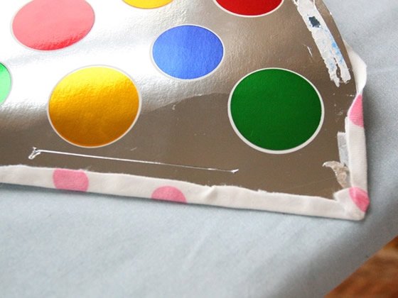 Cole o tecido no chapéu de papel aberto