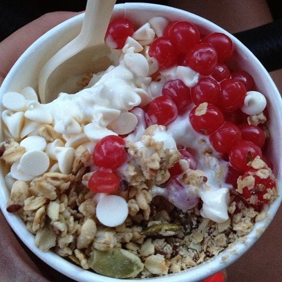 Frozen Yogurt com cereja e cereais - kasie