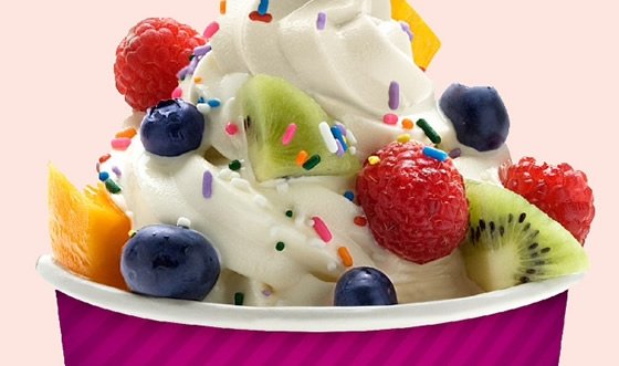 Frozen Yogurt com frutas e confeitos - Plum District