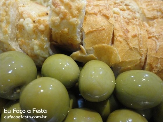 Petisco: pão de azeitona com queijo - Eu Faço a Festa