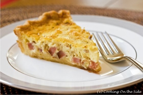 Fatia de quiche lorraine - cooking on the side