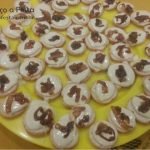 Canapé de queijo com cebola caramelizada.