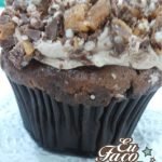 Cupcake de chokito com cobertura de buttercream de chocolate