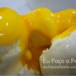 Sorvete caseiro com calda de manga
