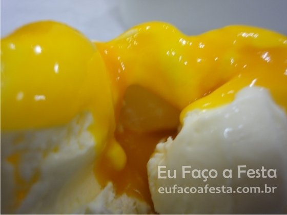 Sorvete caseiro com calda de manga
