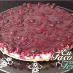 Cheesecake com calda de frutas vermelhas