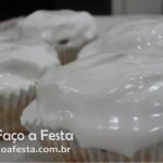 Cupcake de limão com recheio cremoso de limão e cobertura de marshmallow