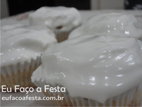 Cupcake de limão com recheio cremoso de limão e cobertura de marshmallow