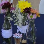 Arranjos florais com garrafas e latas recicladas