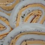 Rocambole de mussarela de búfala com recheio de cheddar e presunto