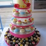 Bolo tradicional ou Torre de cupcakes