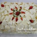 Torta floresta branca com morangos
