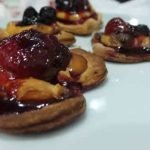 Corações de cream cheese com frutas vermelhas