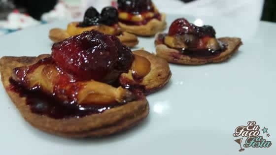 Corações de cream cheese com frutas vermelhas