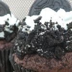 Cupcake Negresco com cobertura de chantilly