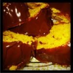 Bolo de cenoura com cobertura de chocolate