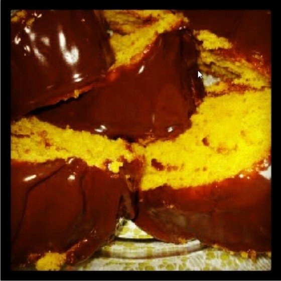 Bolo de cenoura com cobertura de chocolate