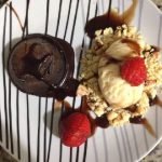 Petit Gateau com sorvete e paçoca de passatempo