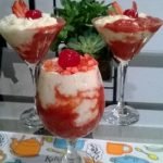 Torre de creme com frutas vermelhas