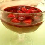 Mousse de chocolate com calda de frutas vermelhas