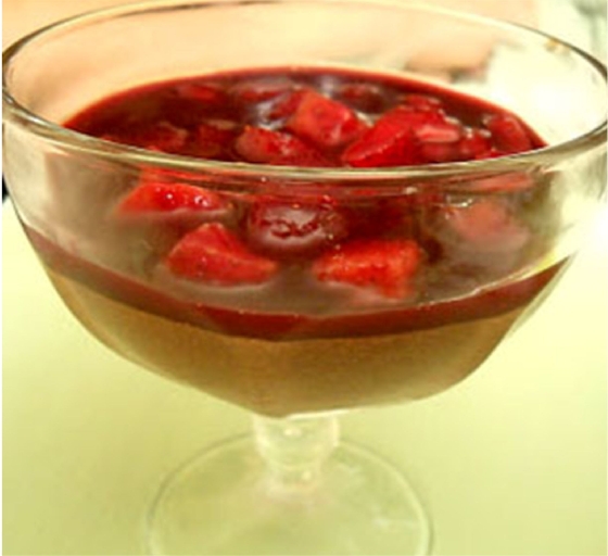 Mousse de chocolate com calda de frutas vermelhas