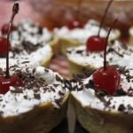 Mini tarteletes de ganache com creme de chantilly de alfazema