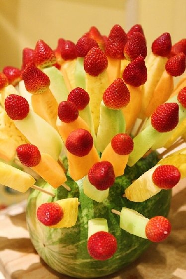 Espetinhos de frutas para fruit break - twopeasandtheirpod