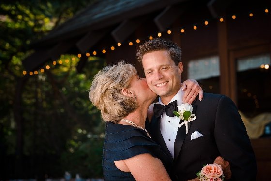 Noivo com mãe em casamento - tahoeweddingphotojournalism