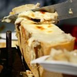 Raspando o queijo Raclette - Changehere