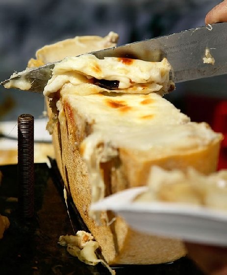 Raspando o queijo Raclette - Changehere