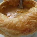 Consumê de funghi com casquinha de massa folhada
