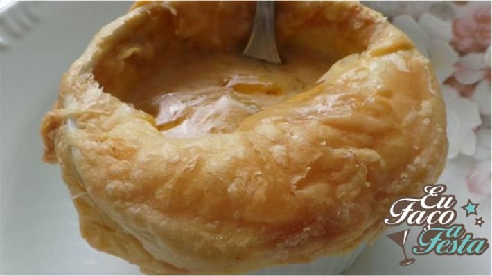 Consumê de funghi com casquinha de massa folhada