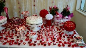 Flores naturais e de papel crepom para chá de panela