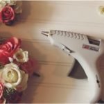 Letras, símbolos ou números com flores artificiais