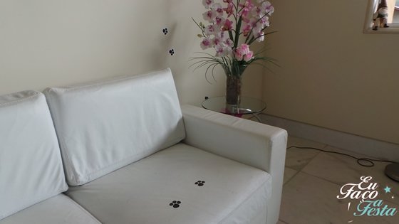 Brincadeira com pegadas de coelho para Páscoa