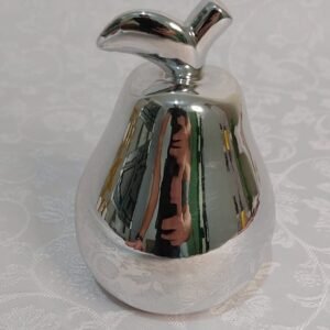 Pera decorativa com folha prateada